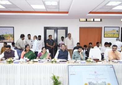 पुणे-लोणावळा तिसऱ्या व चौथ्या रेल्वे मार्गिकेची कालमर्यादा स्पष्ट करा