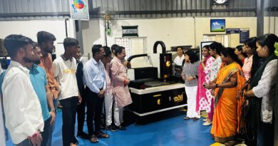 भोसरी एमआयडीसीमध्ये राष्ट्रीय लघुउद्योग दिन उत्साहात संपन्न; महिलांना लेझर कटिंग मशीनचे प्रात्यक्षिक