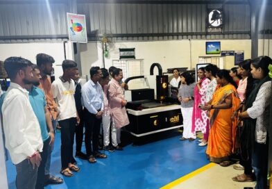 भोसरी एमआयडीसीमध्ये राष्ट्रीय लघुउद्योग दिन उत्साहात संपन्न; महिलांना लेझर कटिंग मशीनचे प्रात्यक्षिक