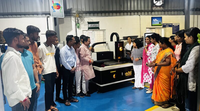 भोसरी एमआयडीसीमध्ये राष्ट्रीय लघुउद्योग दिन उत्साहात संपन्न; महिलांना लेझर कटिंग मशीनचे प्रात्यक्षिक