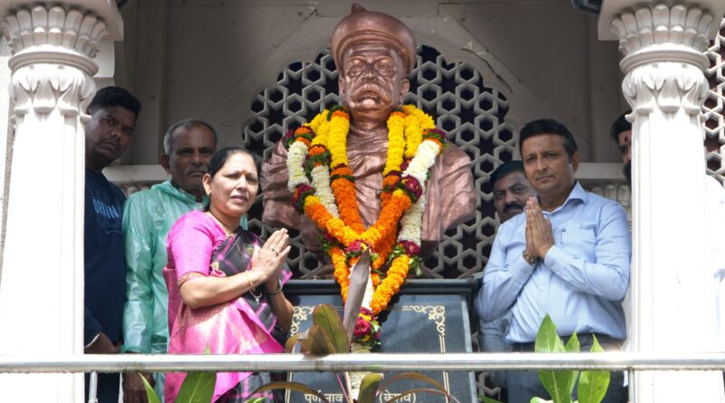 लोकमान्य टिळक, साहित्यरत्न अण्णाभाऊ साठे व दिवंगत माजी महापौर मधुकरराव पवळे यांना महापालिकेकडून अभिवादन 