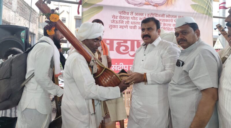पिंपरीत भक्तिरसाचा जल्लोष! संत तुकाराम महाराजांच्या पालखीचे उत्साहात स्वागत छत्रपती श्री शिवाजी महाराज पुतळा चौकात पुष्पवृष्टीने पालखीचे स्वागत