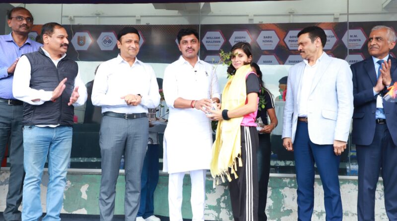 महापौर रवि लांडगे यांच्या हस्ते १६ व्या हॉकी इंडिया ज्युनियर महिला राष्ट्रीय अजिंक्यपद स्पर्धेचे शानदार उद्घाटन