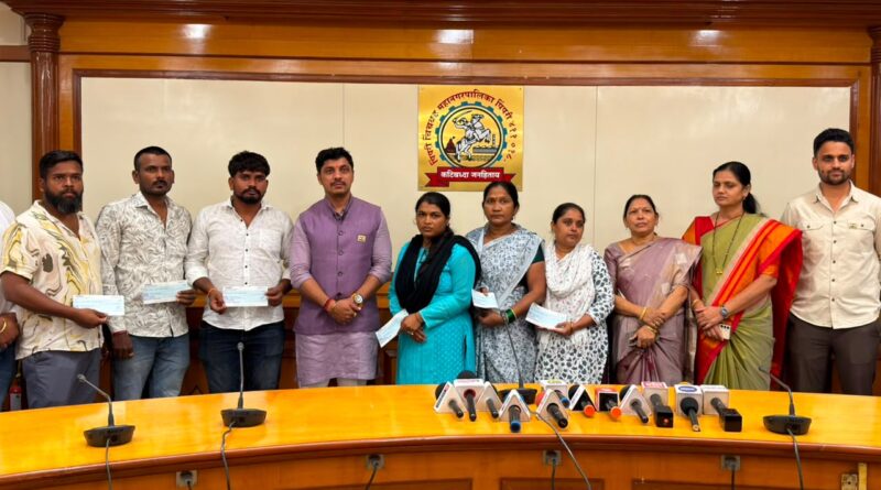 महापौर रवि लांडगे यांचा माणुसकीचा हात; मोशी दुर्घटनेतील मृतांच्या कुटुंबीयांना प्रत्येकी १ लाख रुपयांची आर्थिक मदत