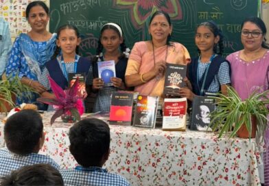 रावेत येथील महापालिका शाळेच्या वाचनालयासाठी उपमहापौर शर्मिला बाबर यांच्या वतीने पुस्तकांचे वाटप