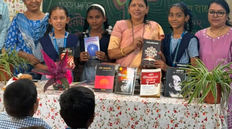 रावेत येथील महापालिका शाळेच्या वाचनालयासाठी उपमहापौर शर्मिला बाबर यांच्या वतीने पुस्तकांचे वाटप