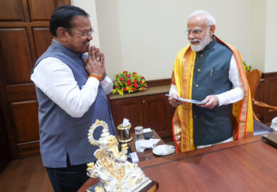 विकासकामांचा अहवाल पंतप्रधान नरेंद्र मोदी यांना सादर