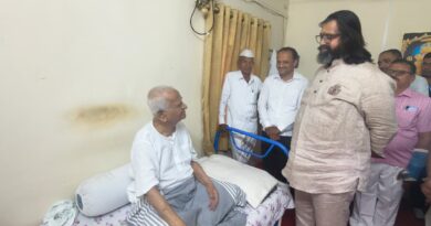 राळेगणसिद्धीत ज्येष्ठ समाजसेवक अण्णा हजारे यांचे आमदार महेश लांडगे यांनी घेतले आशीर्वाद