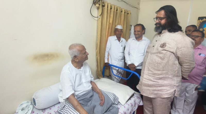 राळेगणसिद्धीत ज्येष्ठ समाजसेवक अण्णा हजारे यांचे आमदार महेश लांडगे यांनी घेतले आशीर्वाद