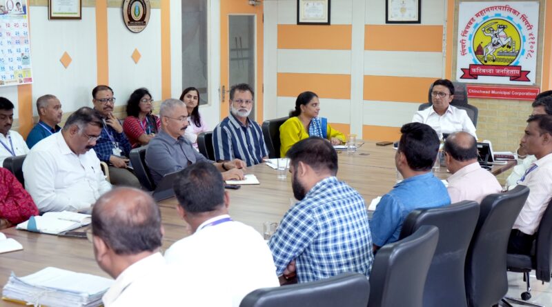 महापालिकेच्या विविध विभागांच्या कामकाजाचा आयुक्त डॉ. विजय सूर्यवंशी यांनी घेतला आढावा 