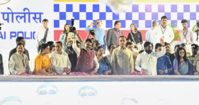 गणरायावर मान्यवरांकडून पुष्पवृष्टी; ‘कुबुद्धीचे विसर्जन करून सर्वांना सुबुद्धी येवो’- मुख्यमंत्री देवेंद्र फडणवीस