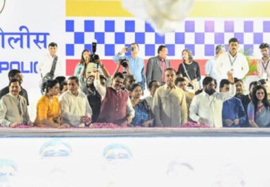 गणरायावर मान्यवरांकडून पुष्पवृष्टी; ‘कुबुद्धीचे विसर्जन करून सर्वांना सुबुद्धी येवो’- मुख्यमंत्री देवेंद्र फडणवीस