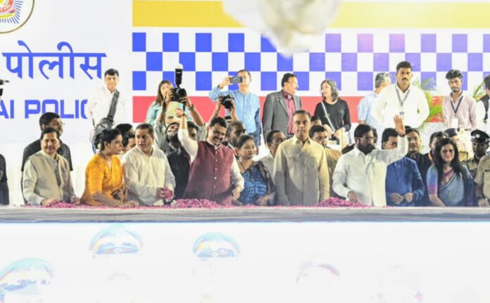 गणरायावर मान्यवरांकडून पुष्पवृष्टी; ‘कुबुद्धीचे विसर्जन करून सर्वांना सुबुद्धी येवो’- मुख्यमंत्री देवेंद्र फडणवीस