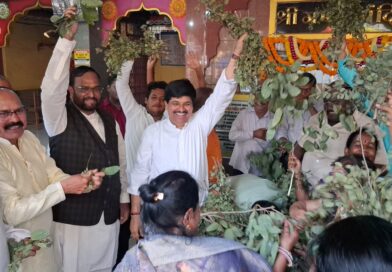 कामगारनेते यशवंतभाऊ भोसले यांच्या पुढाकारातून प्रथमच सीमोल्लंघन व सोनं लुटण्याच्या पारंपरिक सोहळ्याला सुरुवात;माजी खासदार अमर साबळे यांच्या हस्ते प्रारंभ