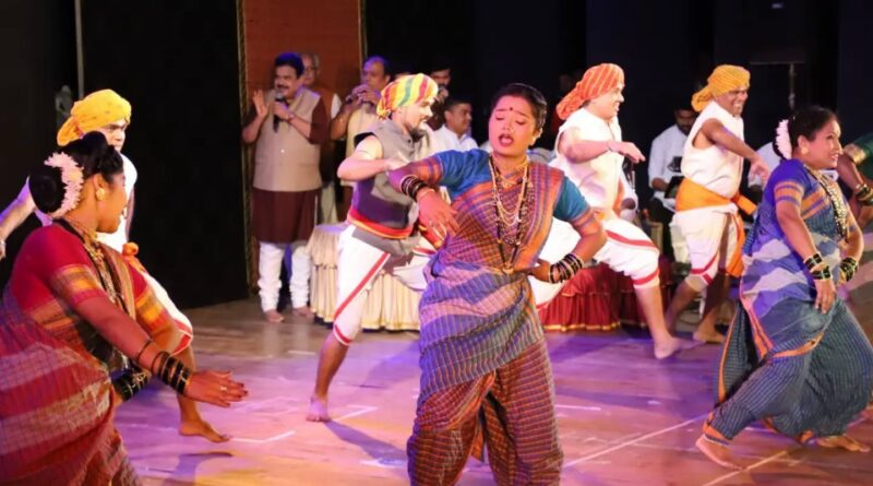 ‘मंगलगाणी – दंगलगाणी’ ने मराठी संस्कृतीला स्पर्श करीत रसिकांची जिंकली मने!