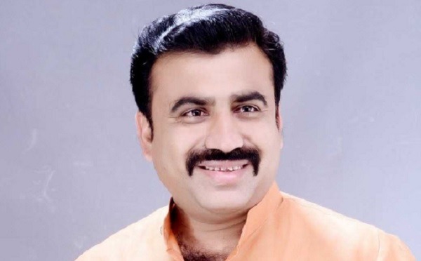 वाढीव किमतीच्या मशीन खरेदी निविदेवरून वाद; पुष्पराज गोवर्धन व ययाती गोवर्धन यांच्याविरोधात तक्रार, पोलीस संरक्षणाची मागणी