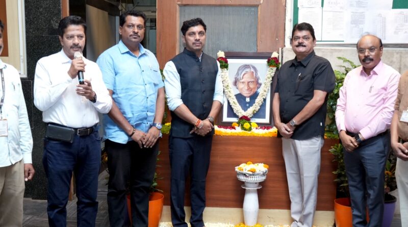 महानगरपालिकेच्या वतीने माजी राष्ट्रपती,भारतरत्न डॉ. ए. पी. जे. अब्दुल कलाम यांच्या जयंतीनिमित्त अभिवादन….