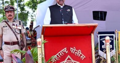 पोलीस स्मृतिदिनानिमित्त मुख्यमंत्री देवेंद्र फडणवीस यांचे पोलीस हुतात्म्यांना अभिवादन