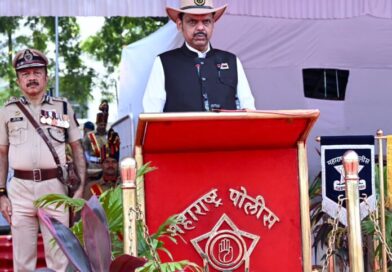 पोलीस स्मृतिदिनानिमित्त मुख्यमंत्री देवेंद्र फडणवीस यांचे पोलीस हुतात्म्यांना अभिवादन