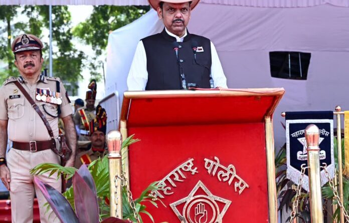पोलीस स्मृतिदिनानिमित्त मुख्यमंत्री देवेंद्र फडणवीस यांचे पोलीस हुतात्म्यांना अभिवादन